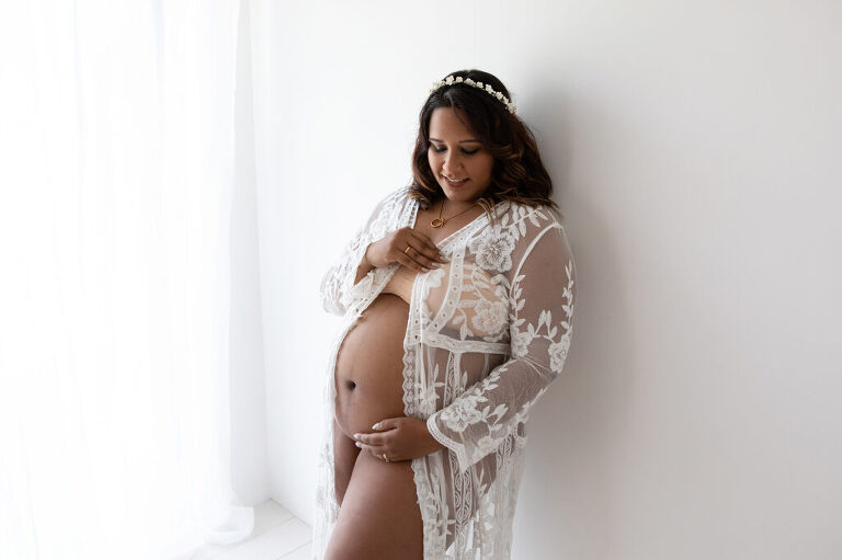 maternity photography in darwin mum in white lace 