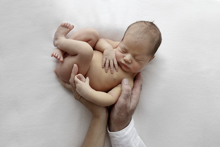 darwn newborn photographer of baby in hands