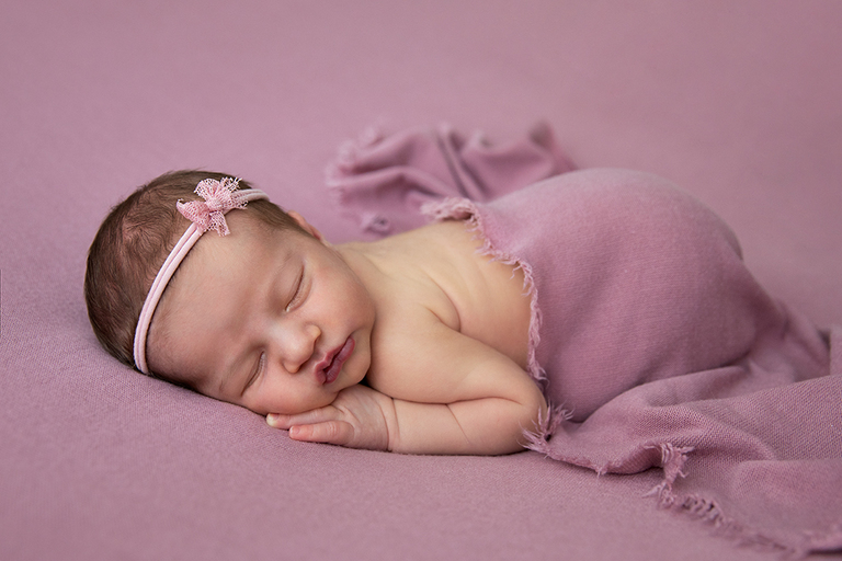 newborn baby photography darwin pink blanket and bow