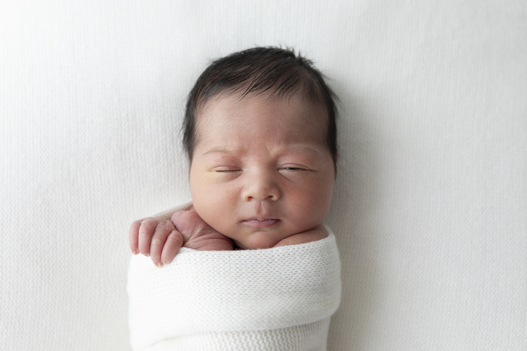 newborn baby with one eye open photographer dariwn