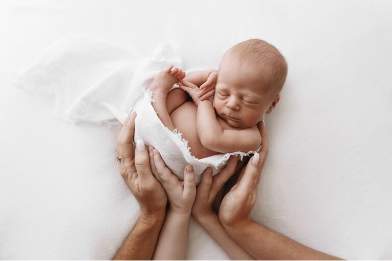 Newborn photography darwin family hands